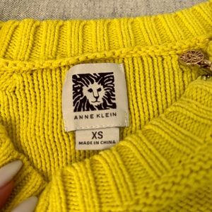 Anne Klein Bright Yellow Sweater size XS, beautiful zipper details on the sides